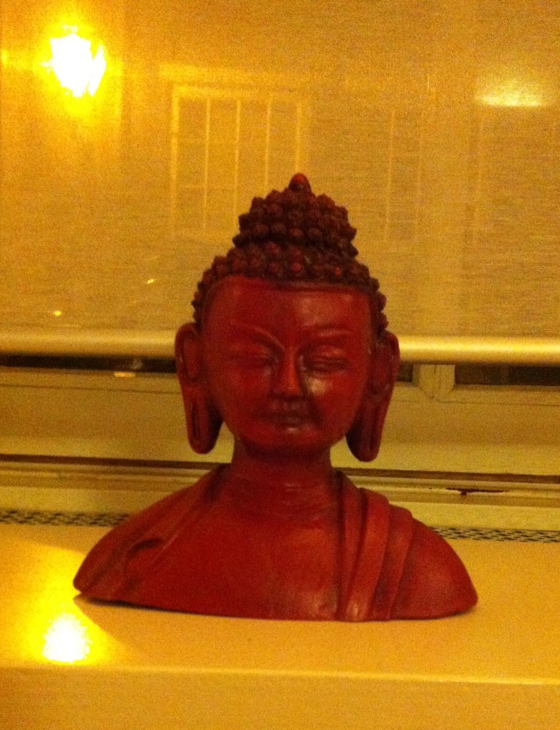 Stilte met rode Boeddha in de avond