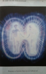 Aura van een liefdevol stel uit Wonderen door Pranic Healing page 45 (494x800)